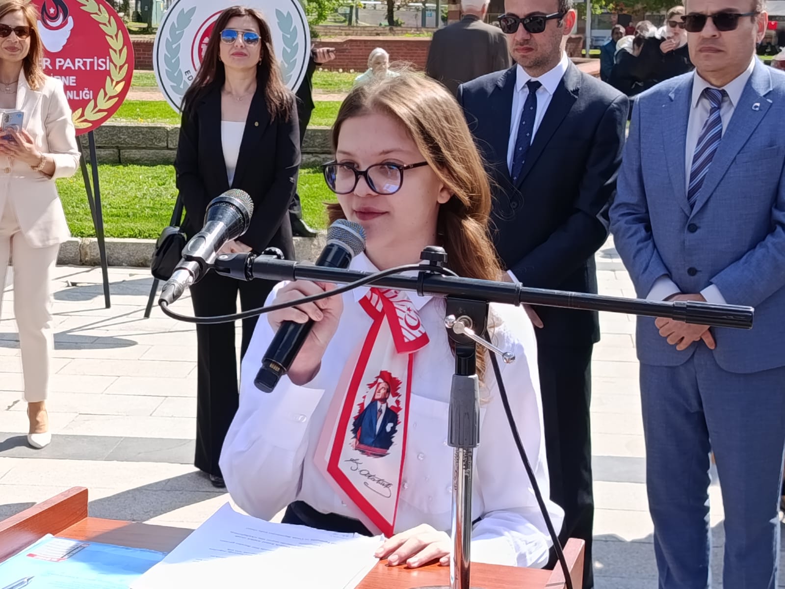 Edirne, 23 Nisan Ulusal Egemenlik ve Çocuk Bayramı’nı büyük bir heyecan ve geniş katılımlı bir törenle kutladı. Kentin kalbi olan Atatürk Anıtı’nda düzenlenen tören, miniklerin neşesi ve devlet erkanının katılımıyla renkli görüntülere sahne oldu.